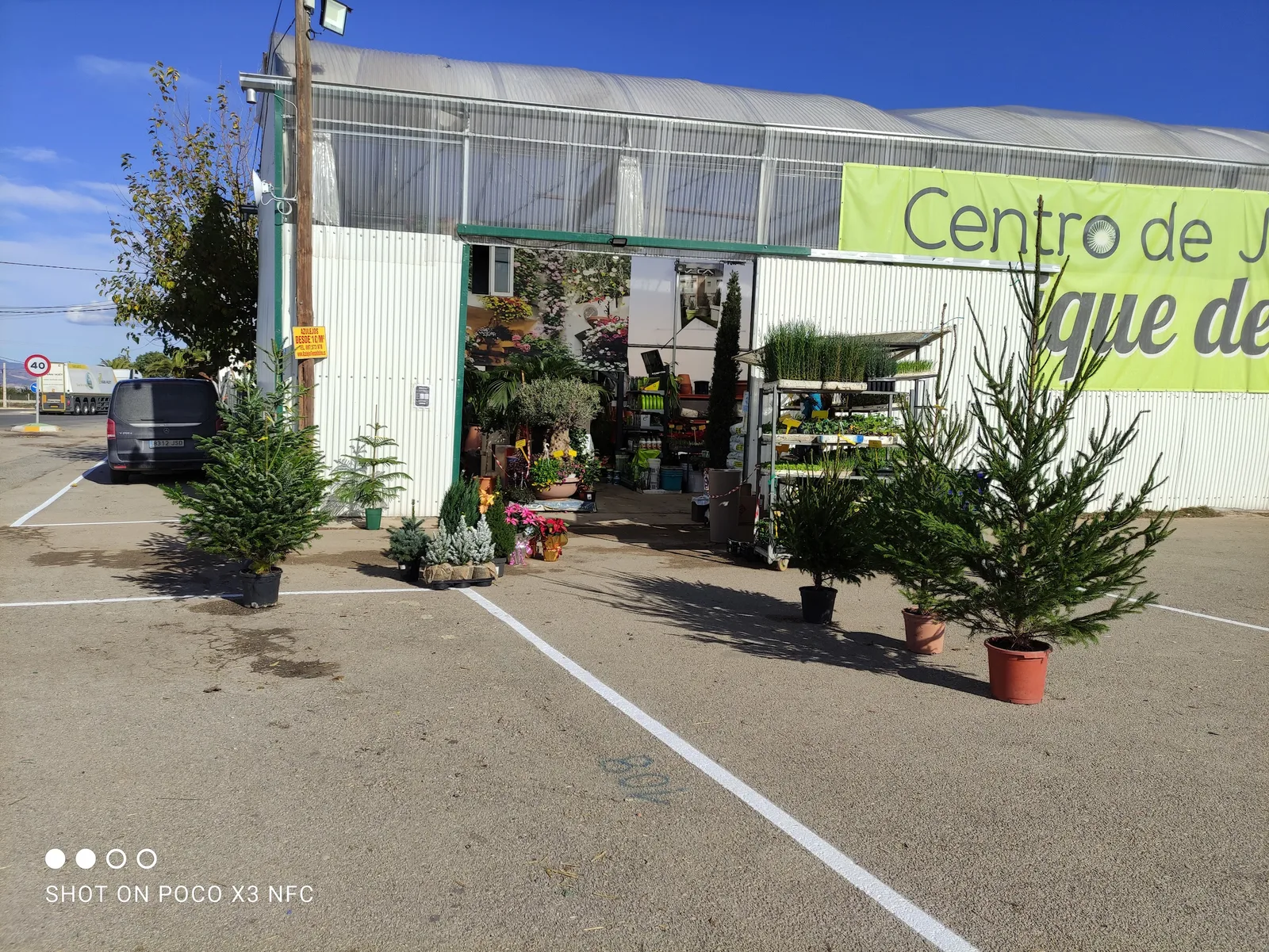 Exterior del centro de jardinería en Purias