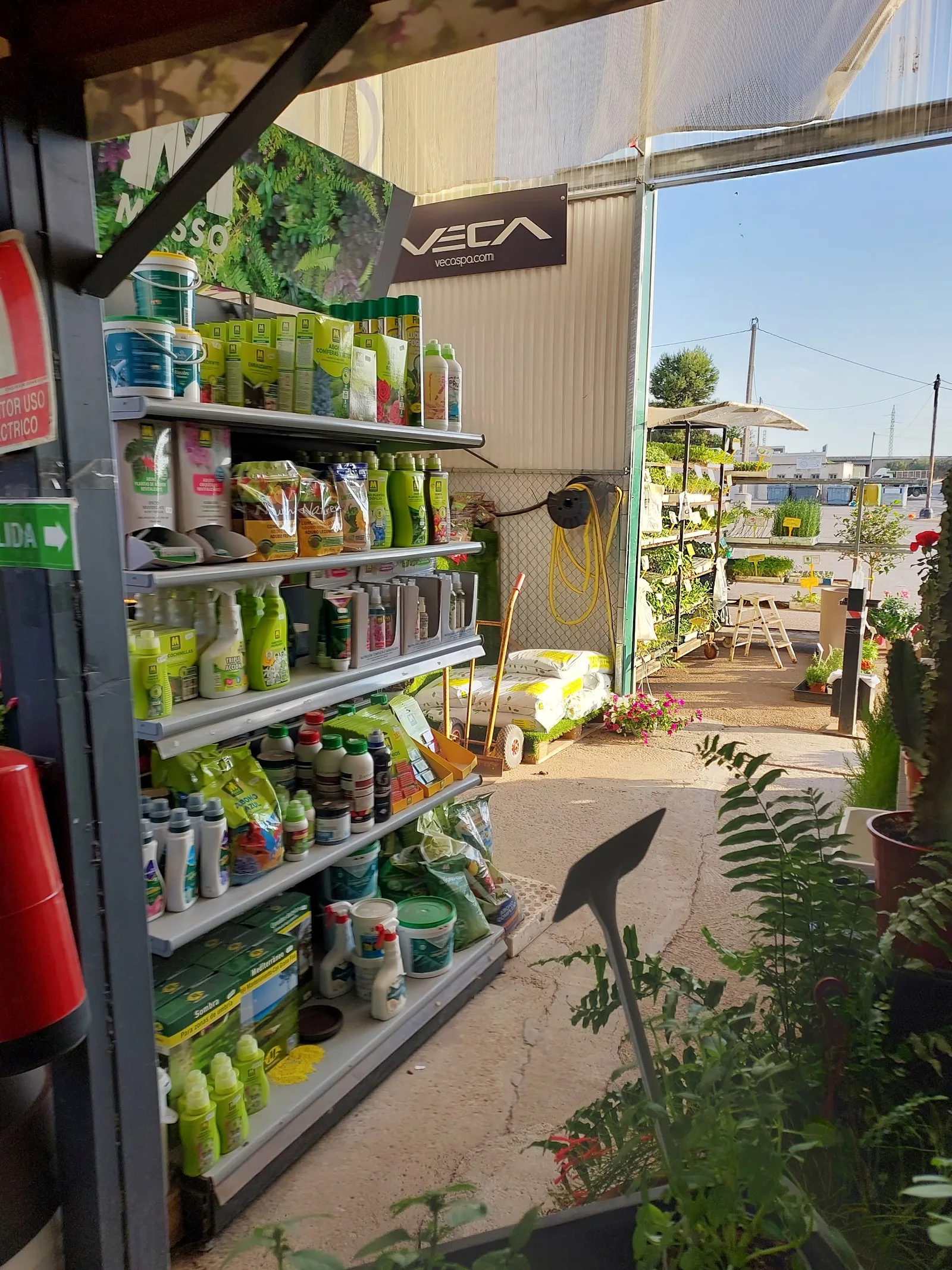 Estantería de productos de jardinería